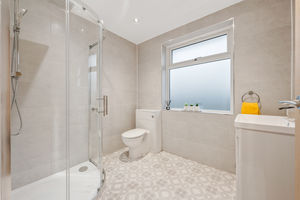 Ensuite - click for photo gallery